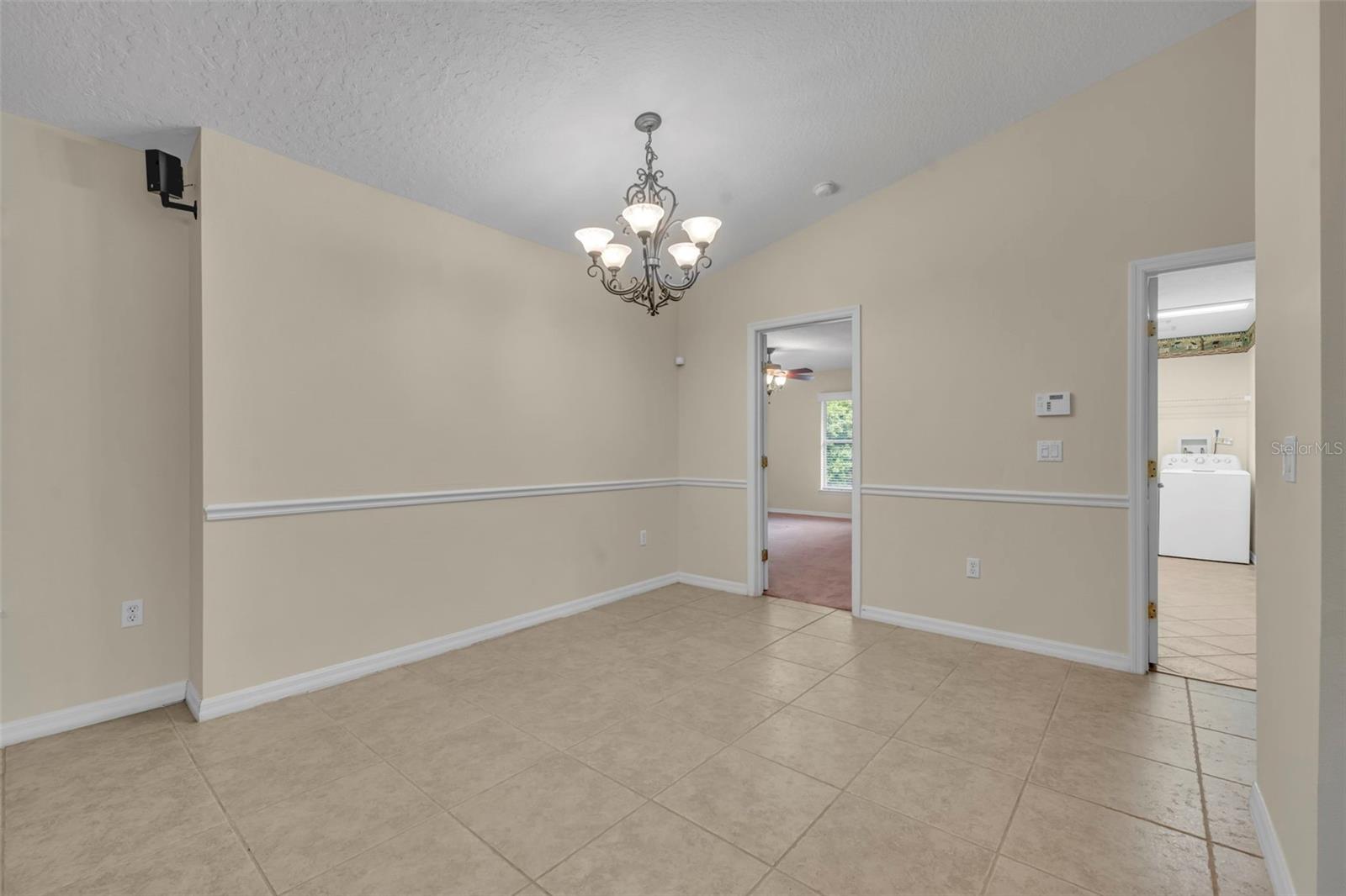 Listing photo id 23 for 1640 Strathcona Avenue