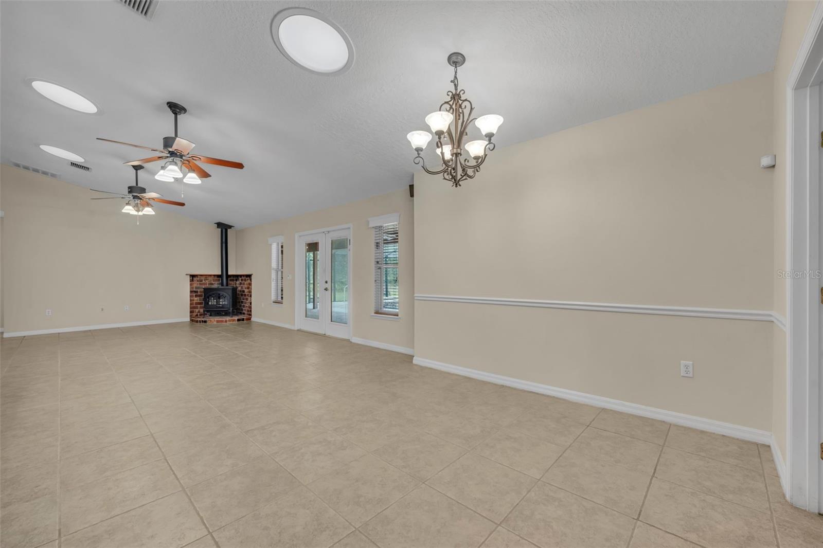 Listing photo id 24 for 1640 Strathcona Avenue