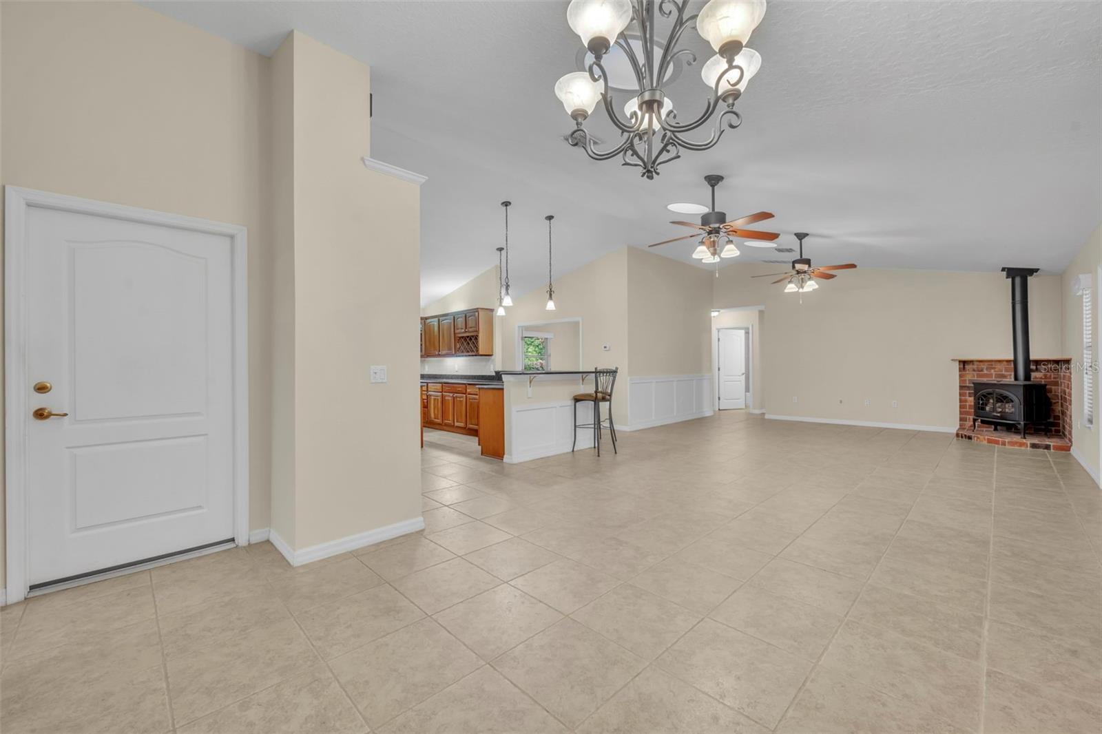 Listing photo id 25 for 1640 Strathcona Avenue