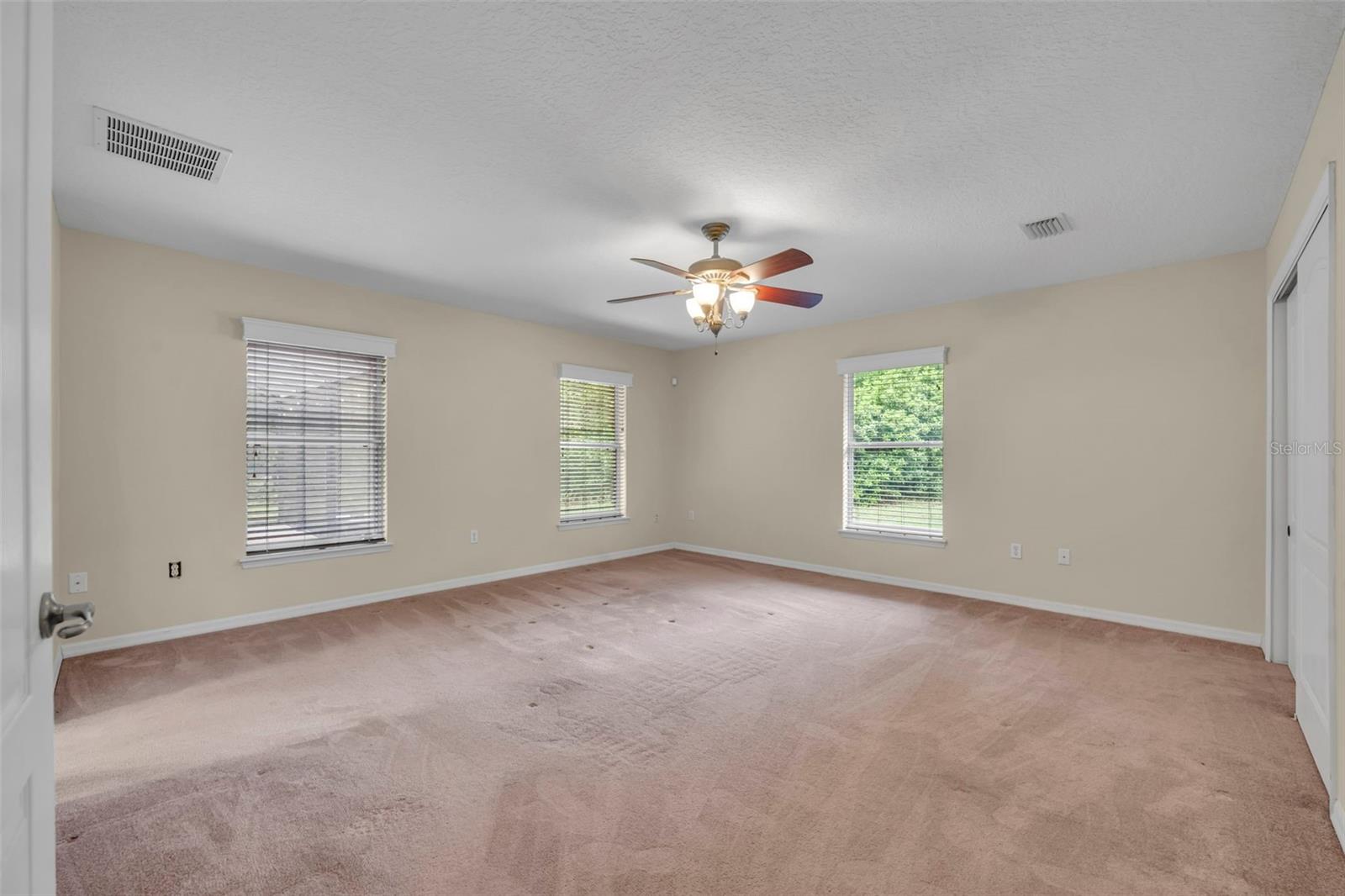 Listing photo id 26 for 1640 Strathcona Avenue