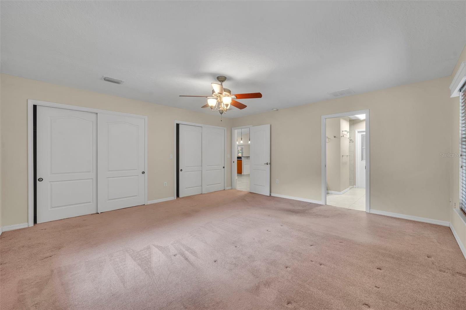 Listing photo id 27 for 1640 Strathcona Avenue