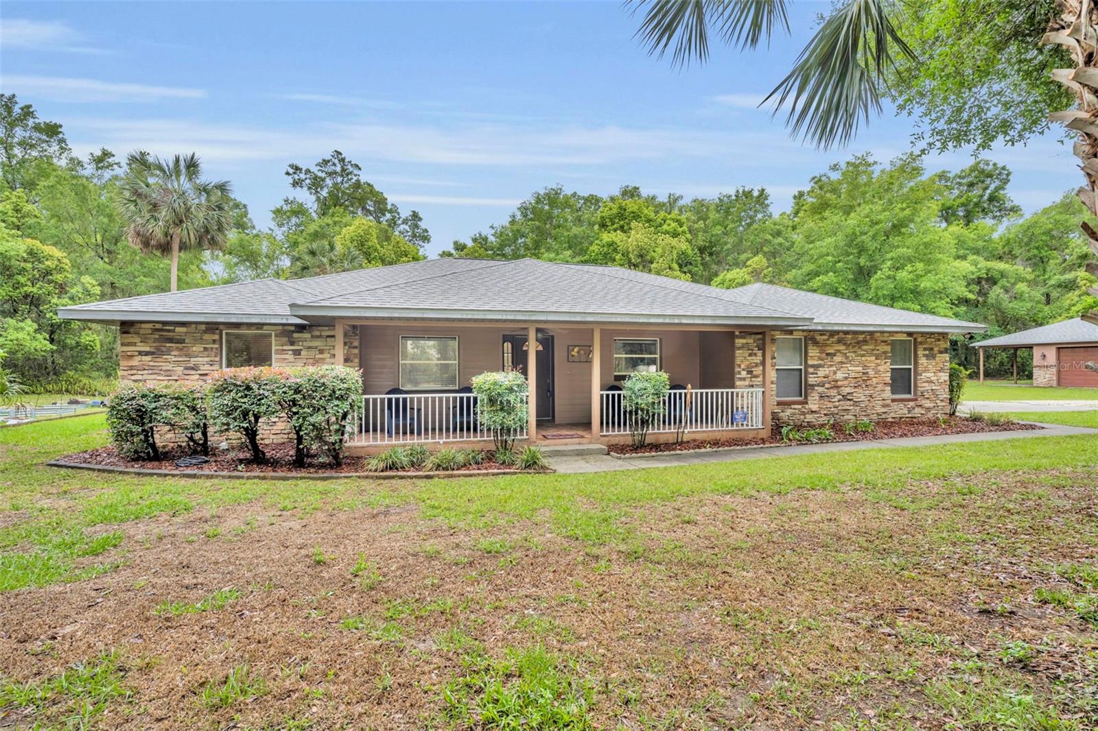 Listing photo id 1 for 1640 Strathcona Avenue