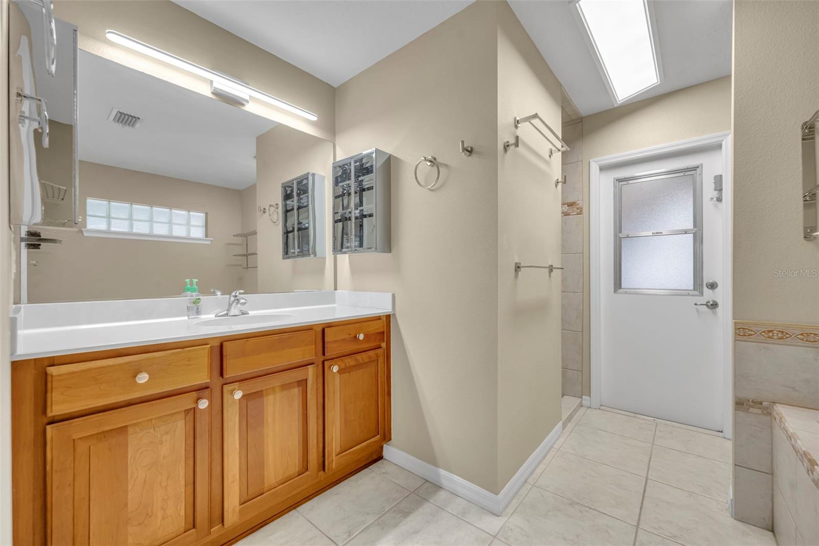 Listing photo id 28 for 1640 Strathcona Avenue