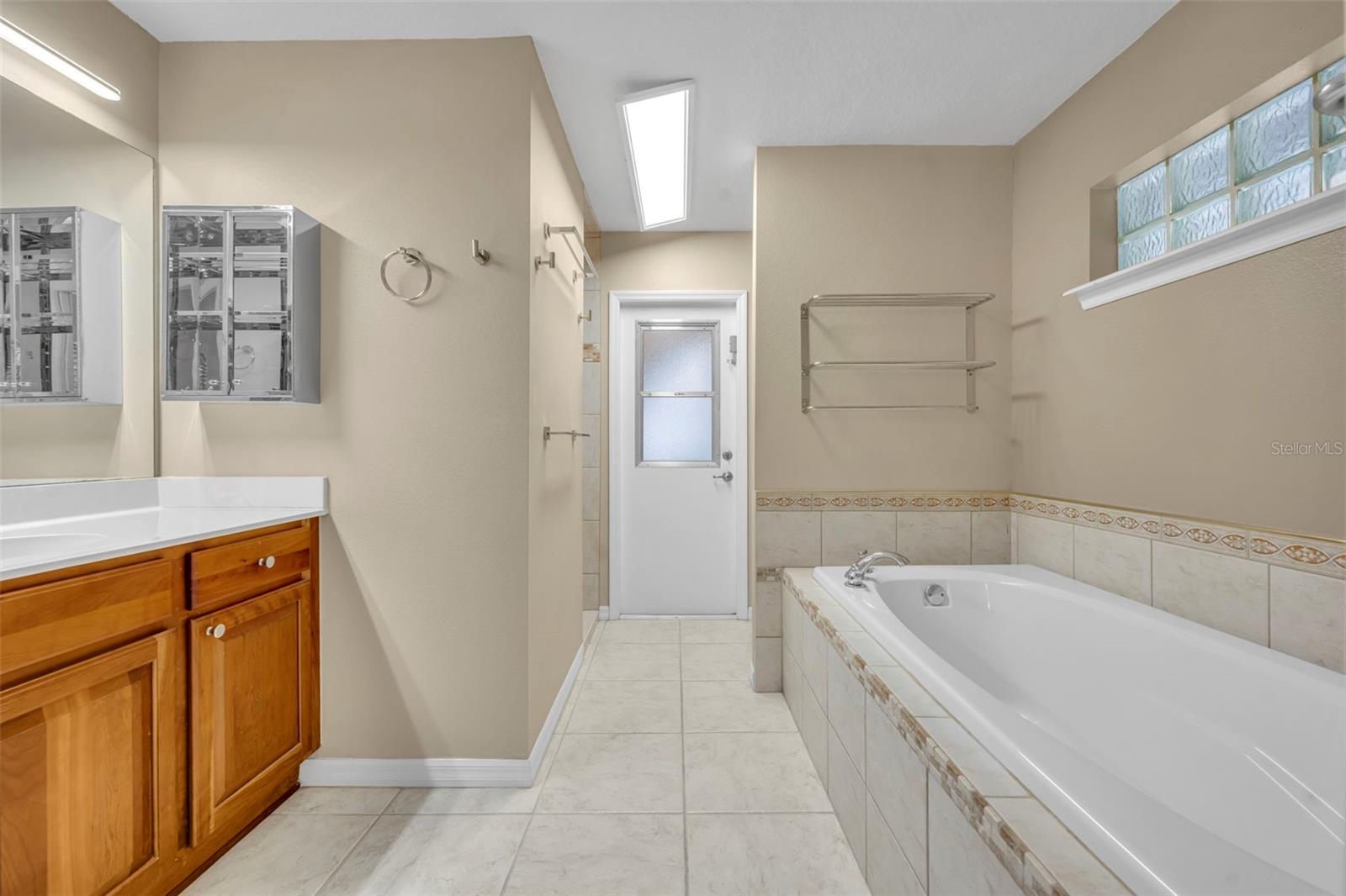 Listing photo id 29 for 1640 Strathcona Avenue