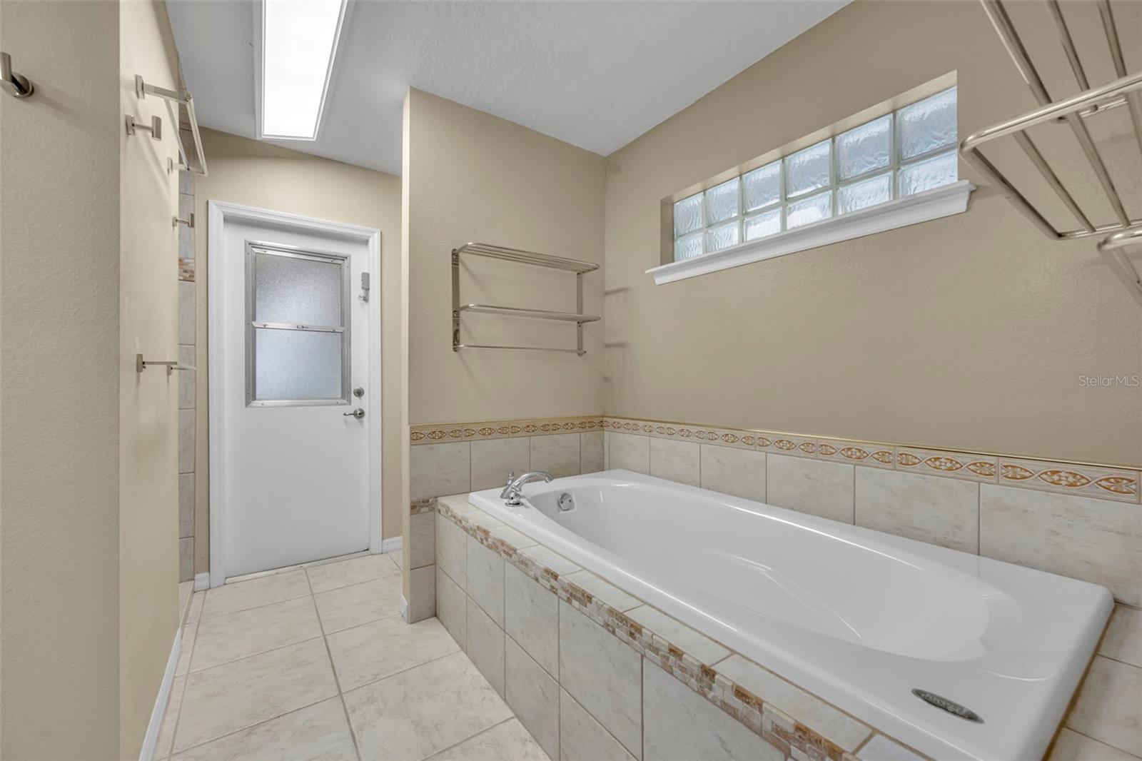 Listing photo id 30 for 1640 Strathcona Avenue