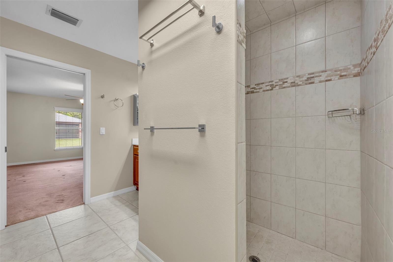 Listing photo id 31 for 1640 Strathcona Avenue