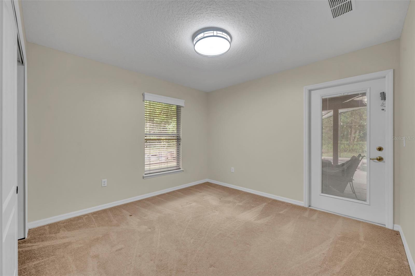 Listing photo id 32 for 1640 Strathcona Avenue