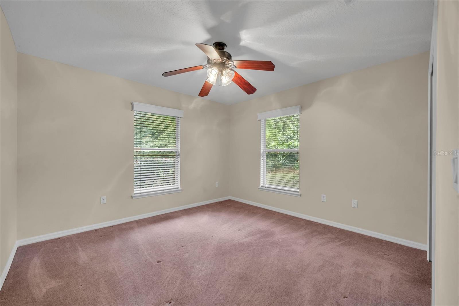 Listing photo id 33 for 1640 Strathcona Avenue