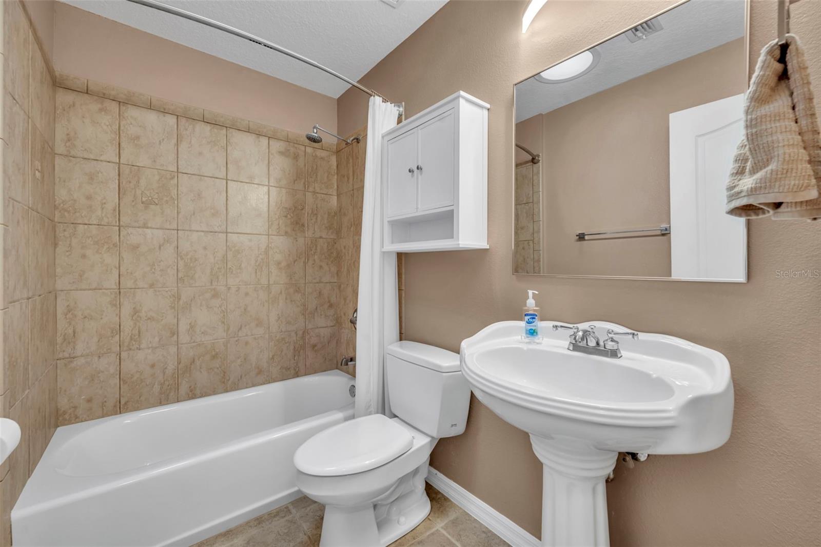 Listing photo id 34 for 1640 Strathcona Avenue