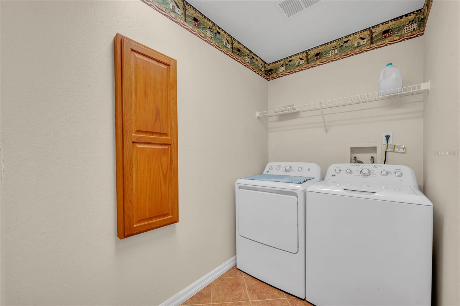 Listing photo id 35 for 1640 Strathcona Avenue