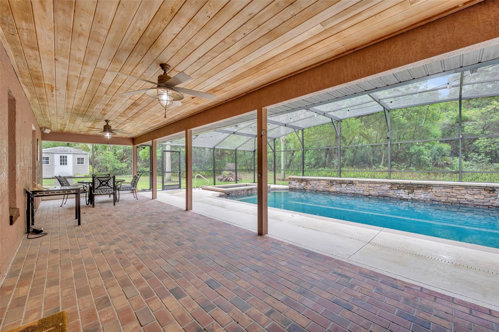 Listing photo id 36 for 1640 Strathcona Avenue