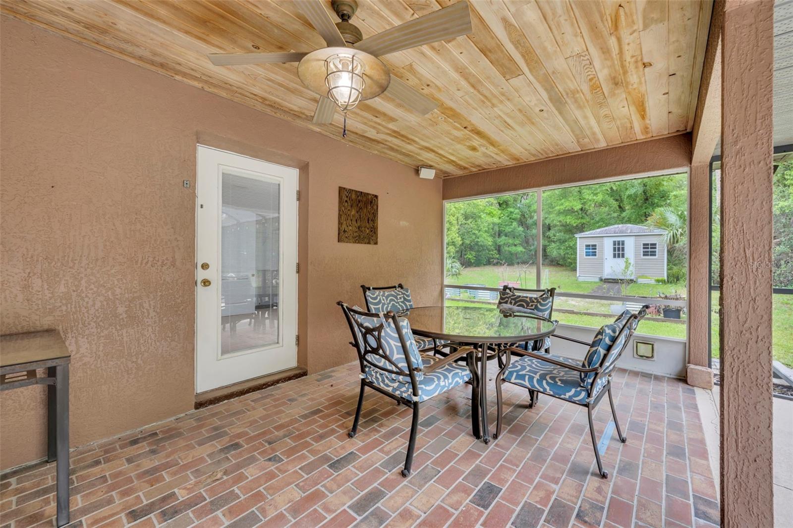 Listing photo id 37 for 1640 Strathcona Avenue