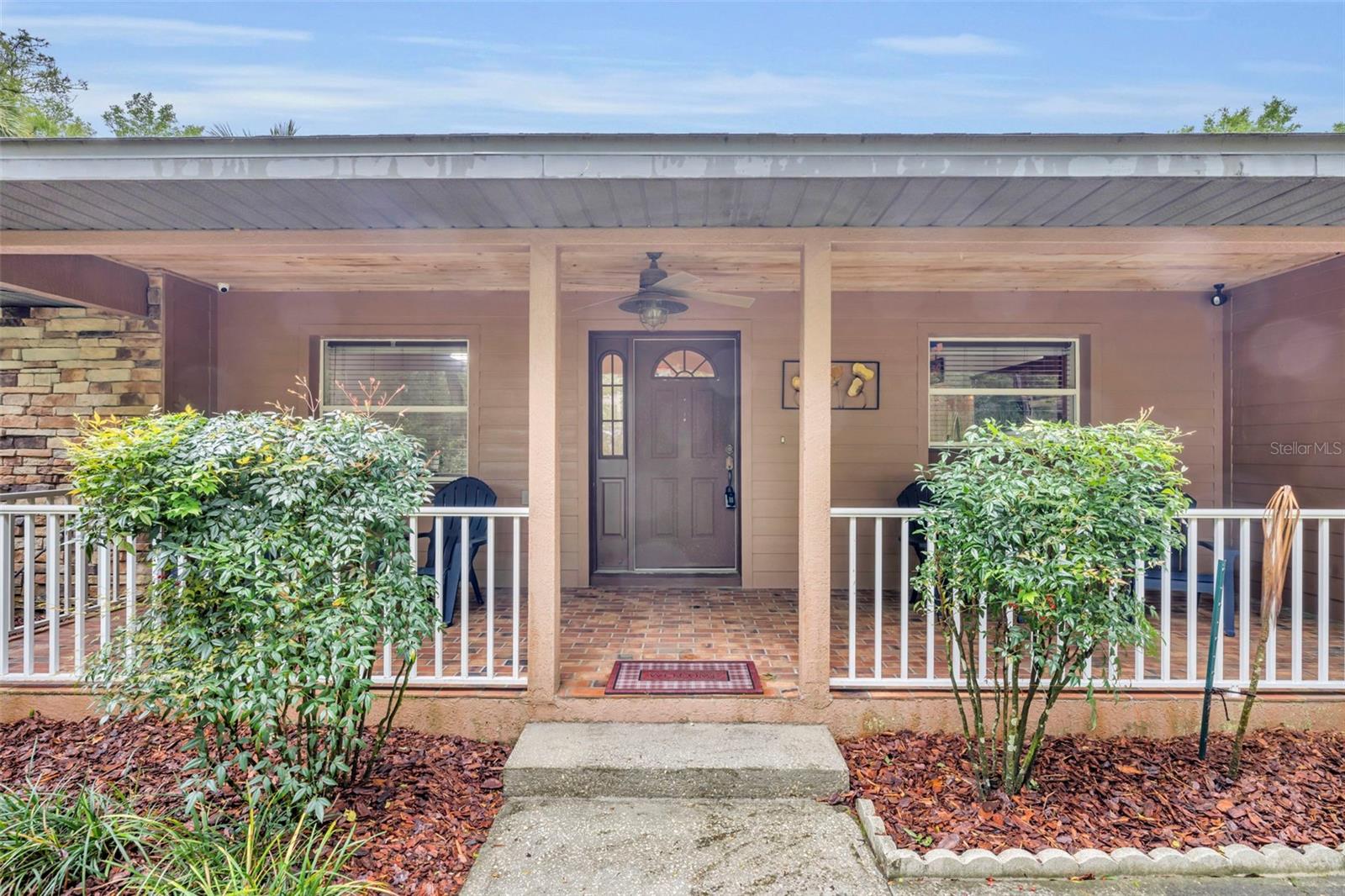 Listing photo id 2 for 1640 Strathcona Avenue