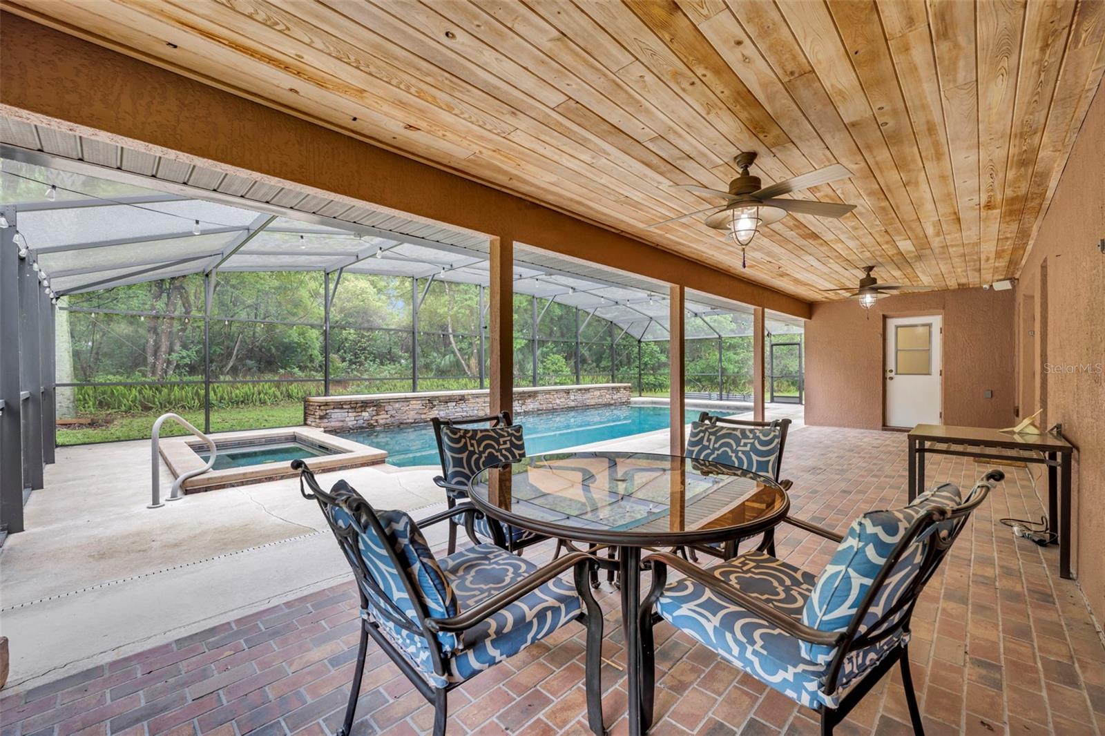 Listing photo id 38 for 1640 Strathcona Avenue