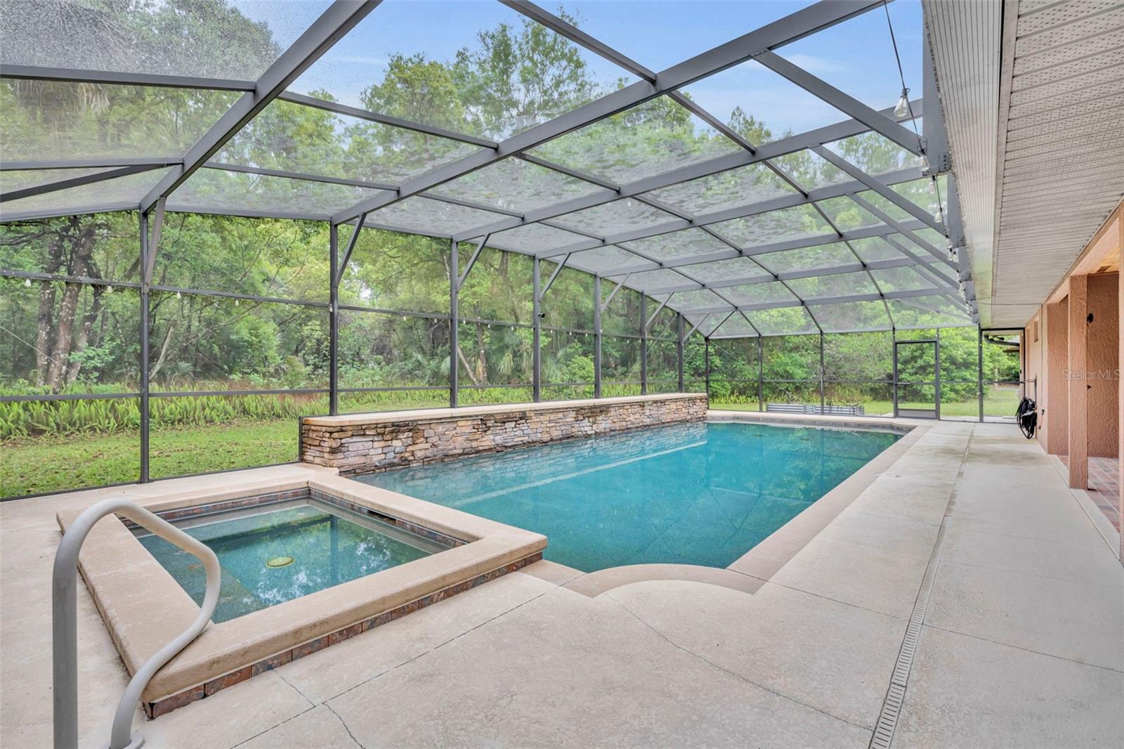 Listing photo id 39 for 1640 Strathcona Avenue