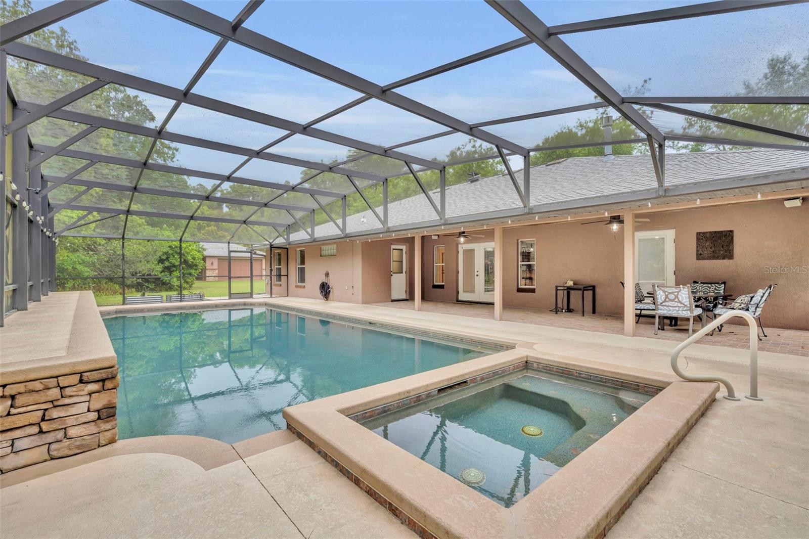 Listing photo id 40 for 1640 Strathcona Avenue