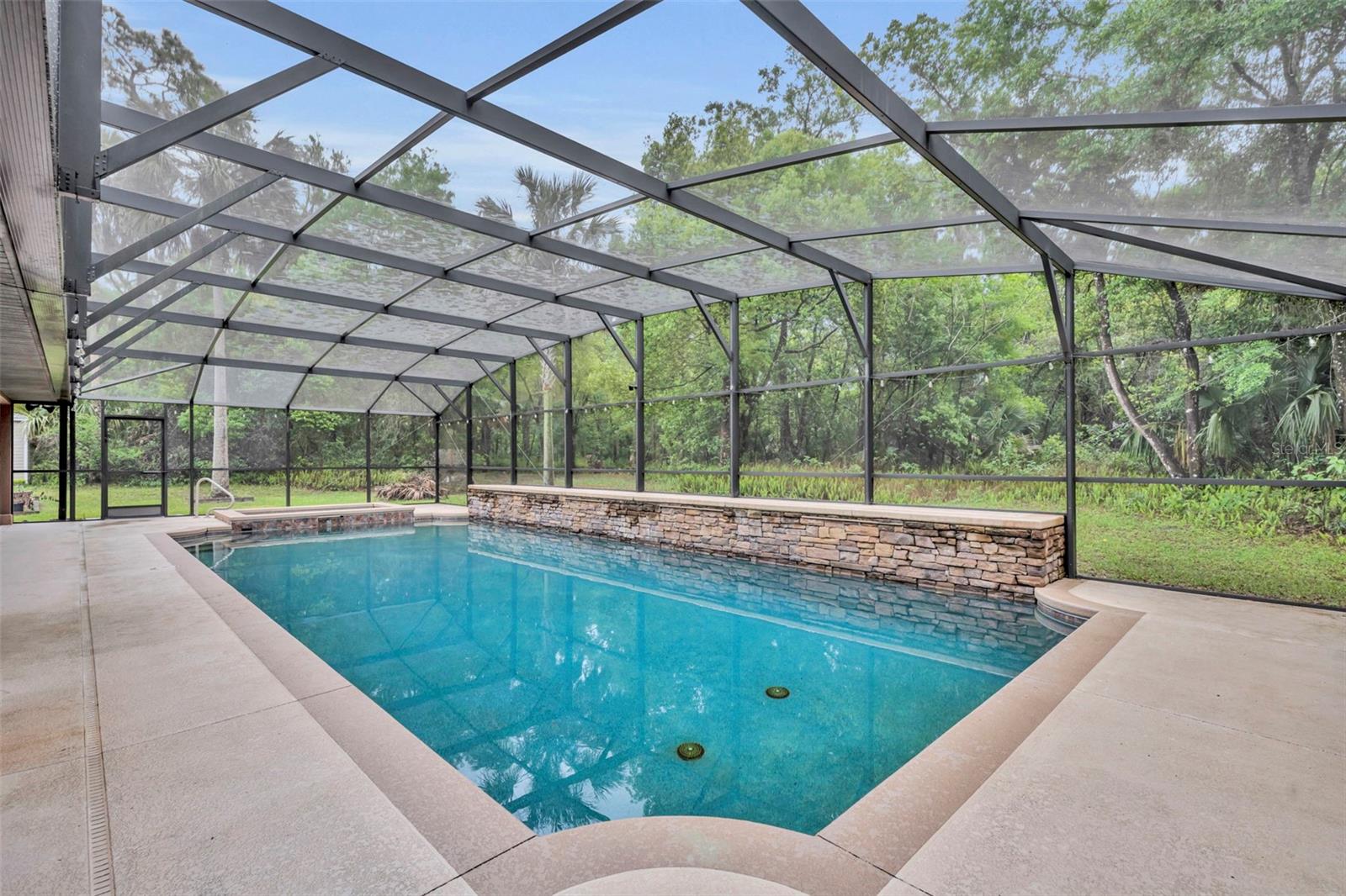 Listing photo id 41 for 1640 Strathcona Avenue