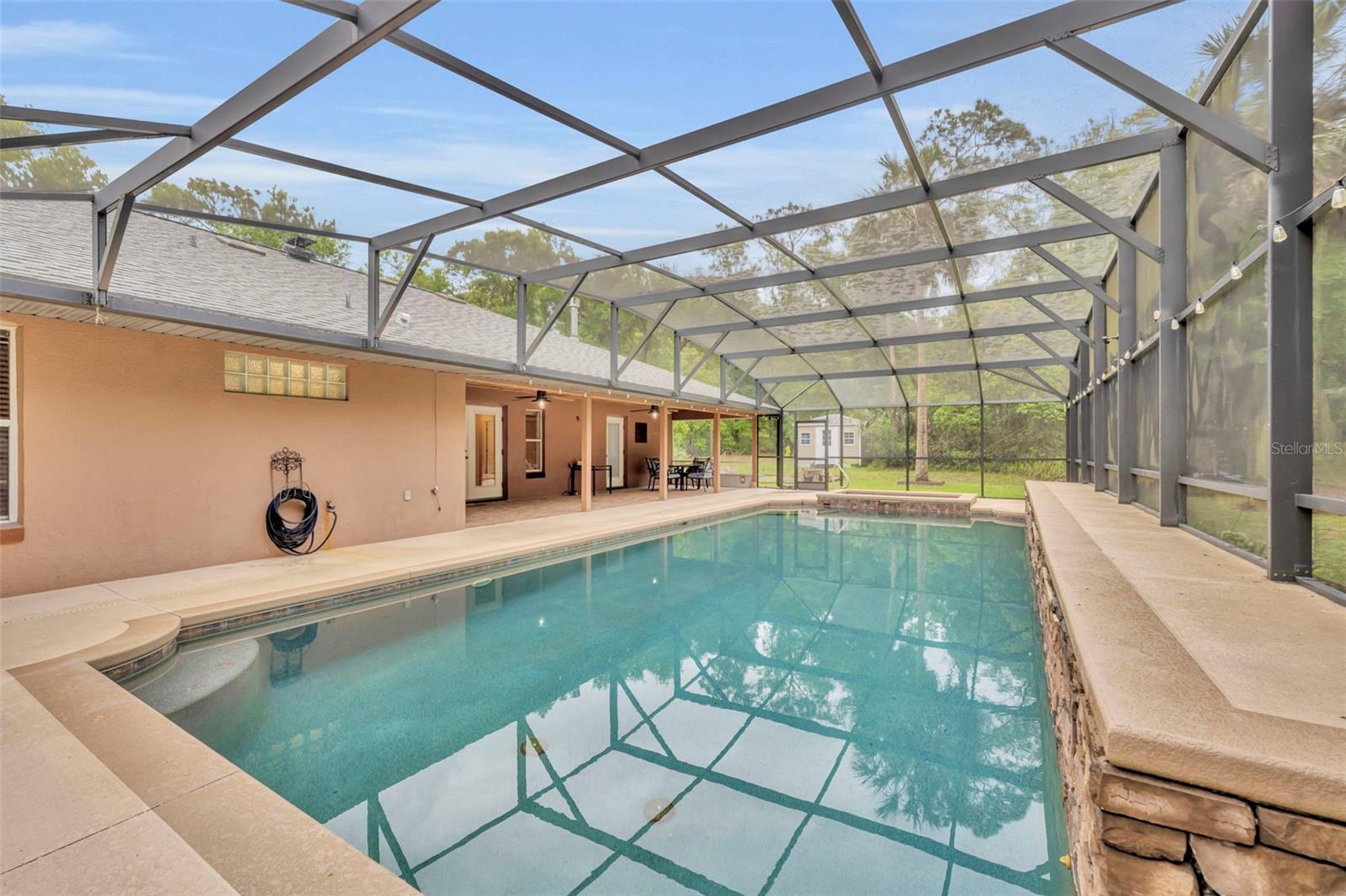 Listing photo id 42 for 1640 Strathcona Avenue