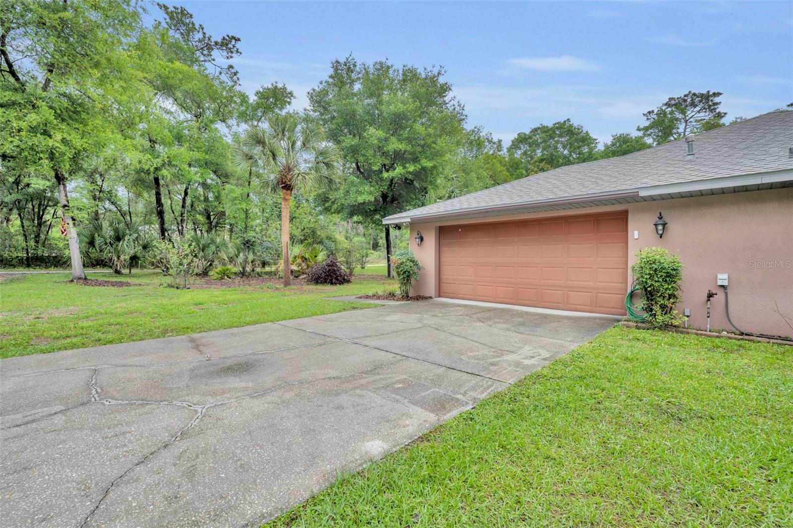 Listing photo id 43 for 1640 Strathcona Avenue