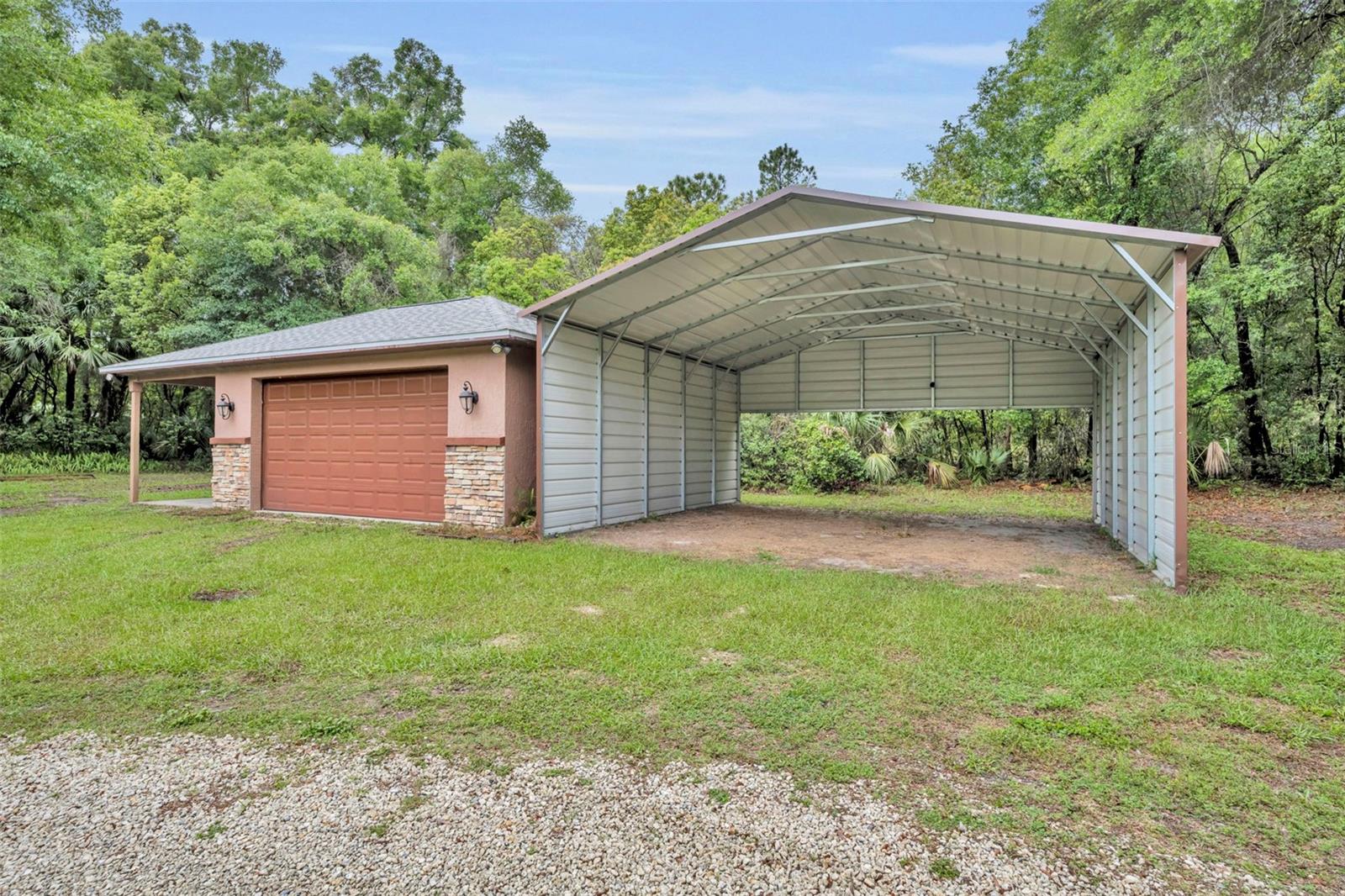 Listing photo id 46 for 1640 Strathcona Avenue