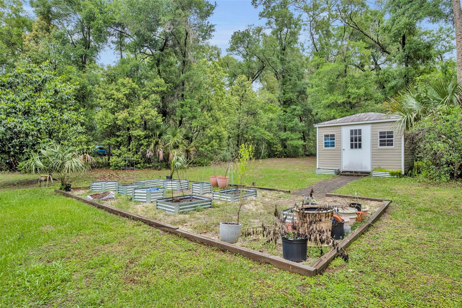 Listing photo id 47 for 1640 Strathcona Avenue