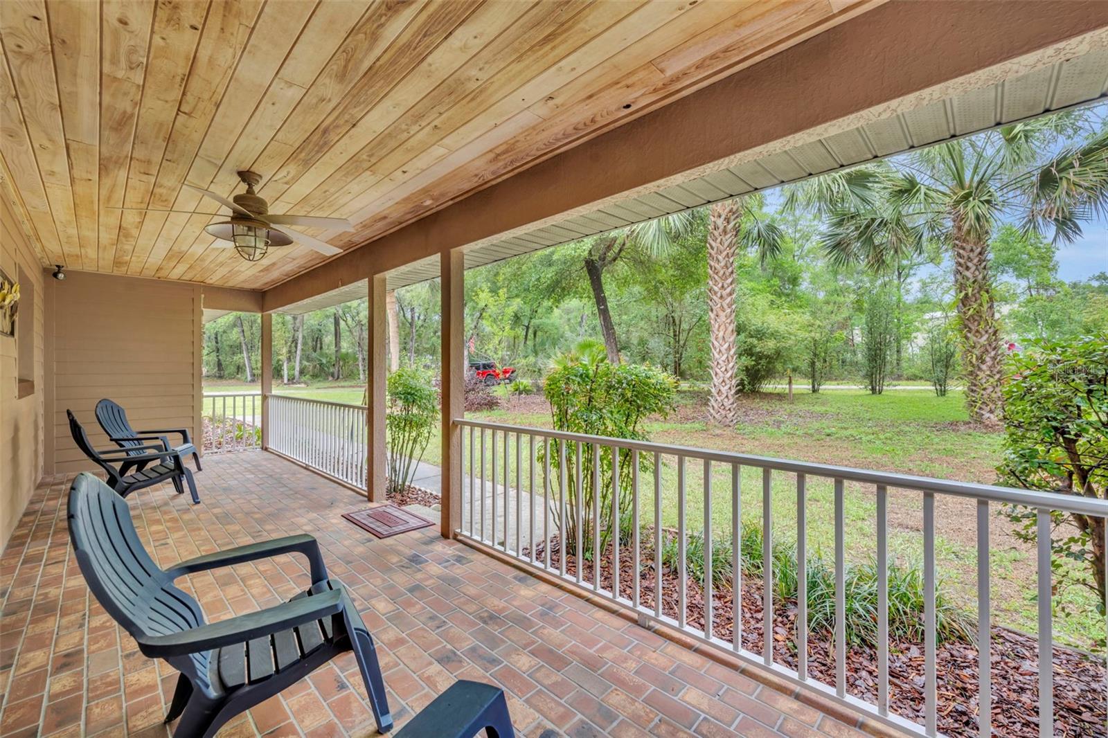 Listing photo id 3 for 1640 Strathcona Avenue