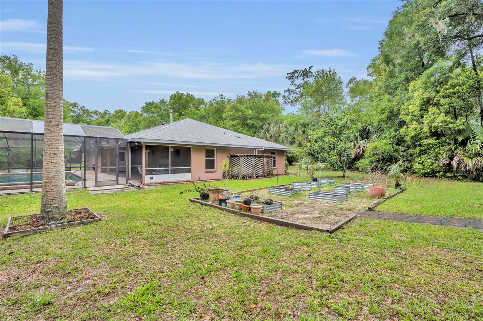 Listing photo id 48 for 1640 Strathcona Avenue