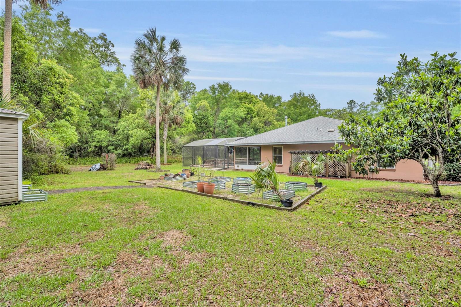 Listing photo id 49 for 1640 Strathcona Avenue