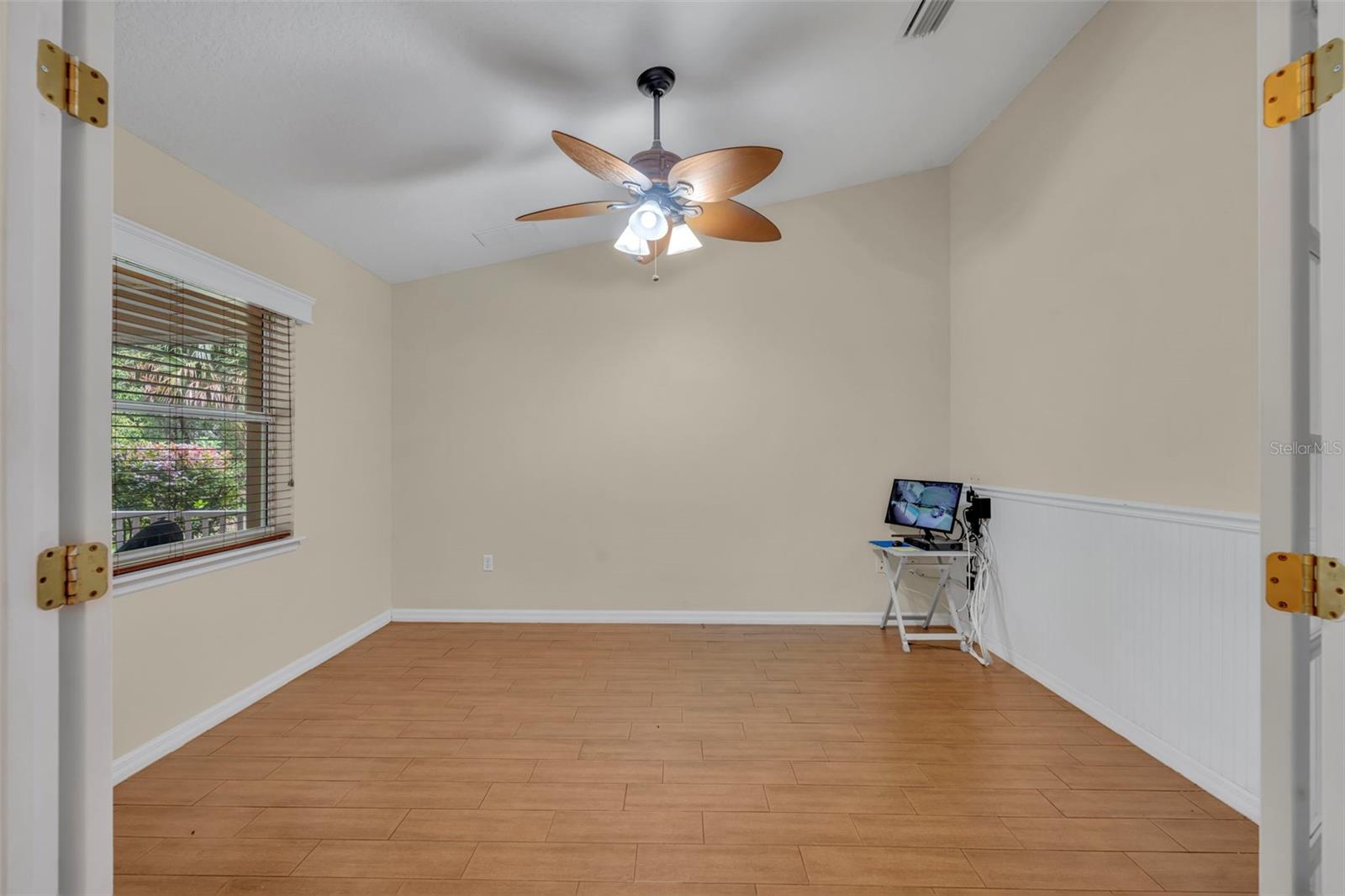 Listing photo id 7 for 1640 Strathcona Avenue