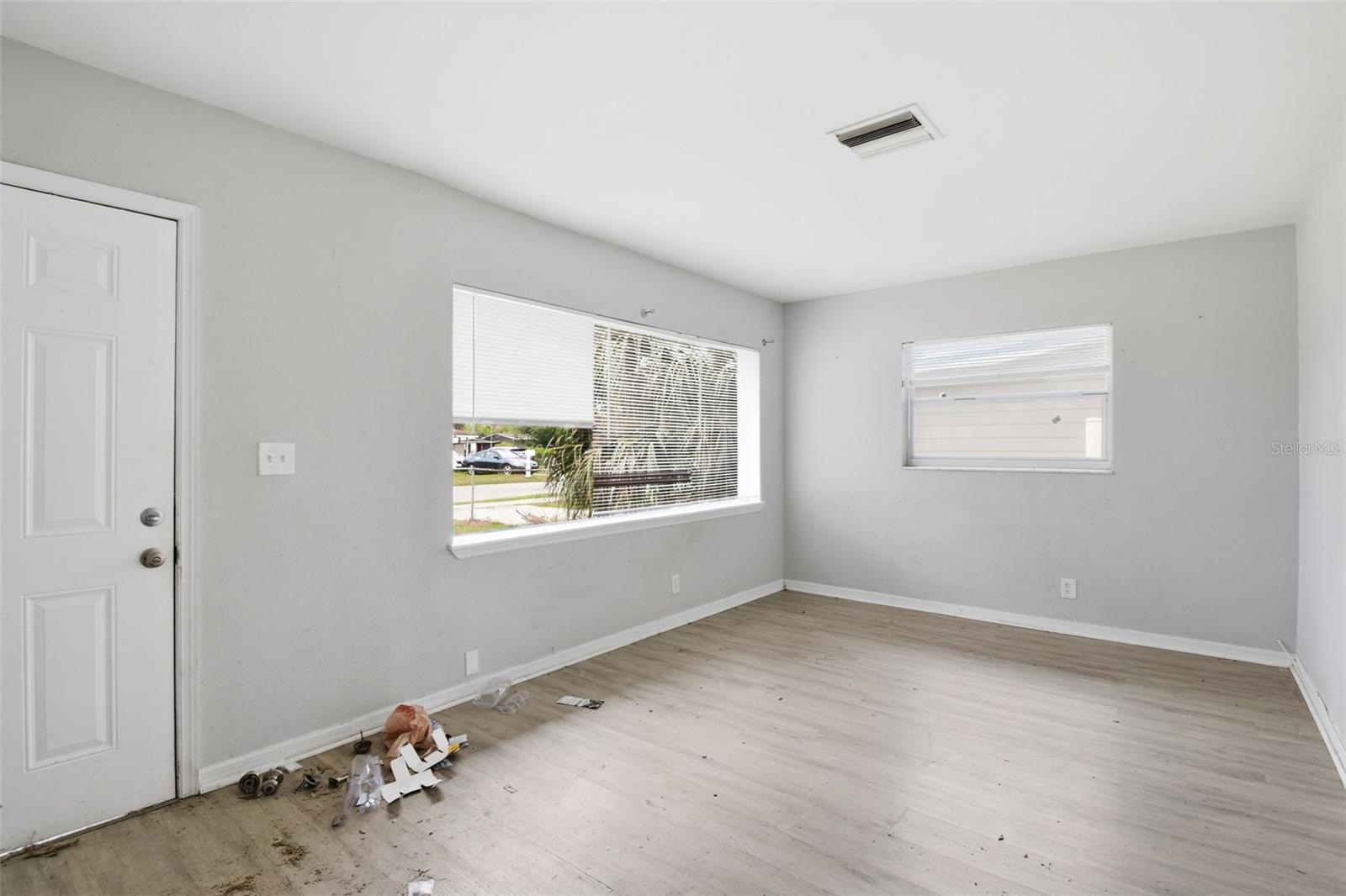 Listing photo id 8 for 5209 80th Street