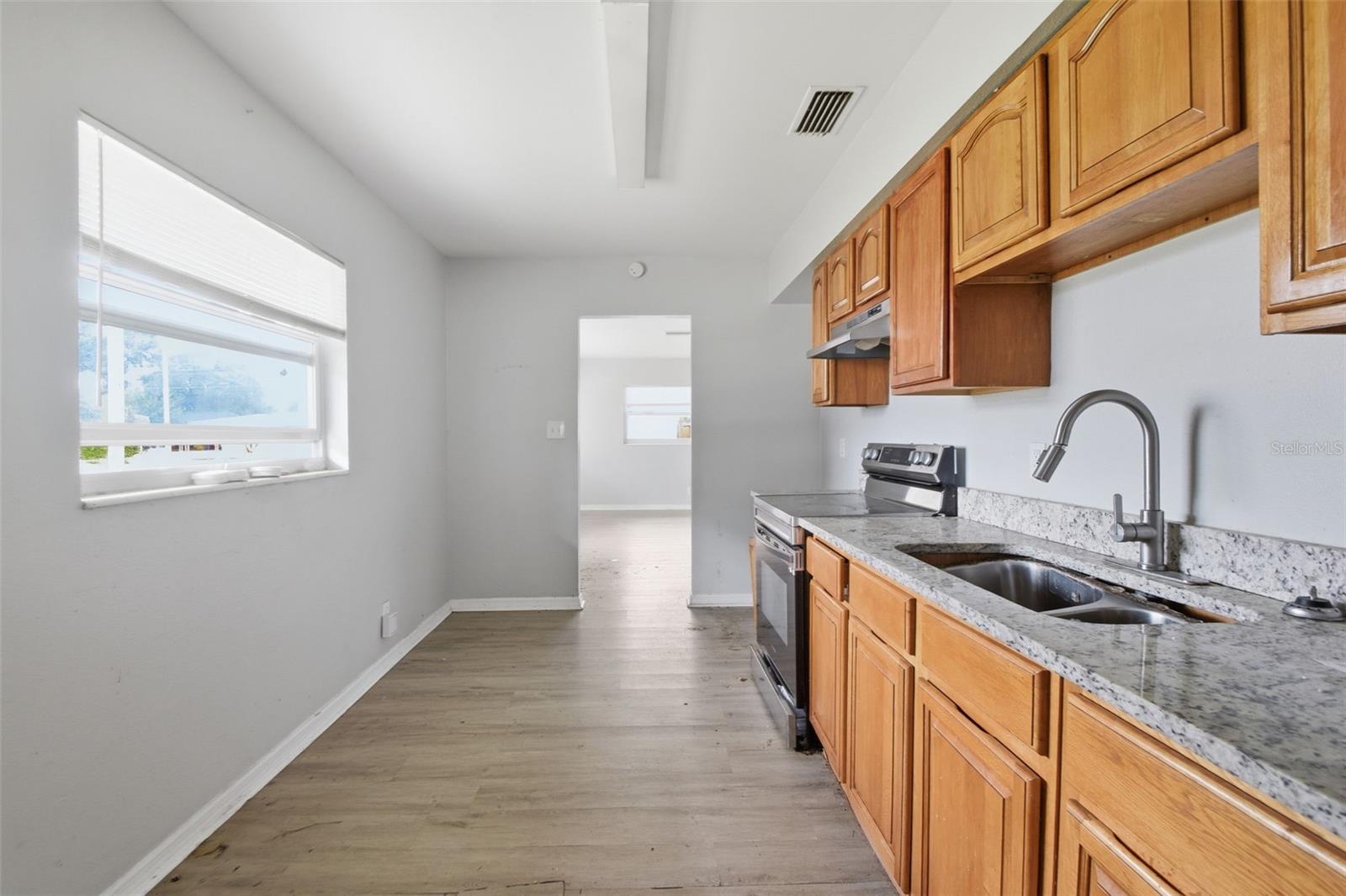 Listing photo id 10 for 5209 80th Street