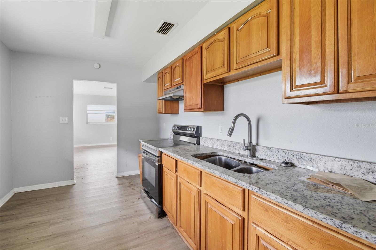 Listing photo id 11 for 5209 80th Street