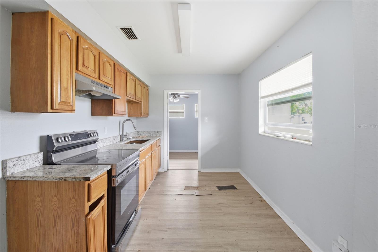 Listing photo id 12 for 5209 80th Street