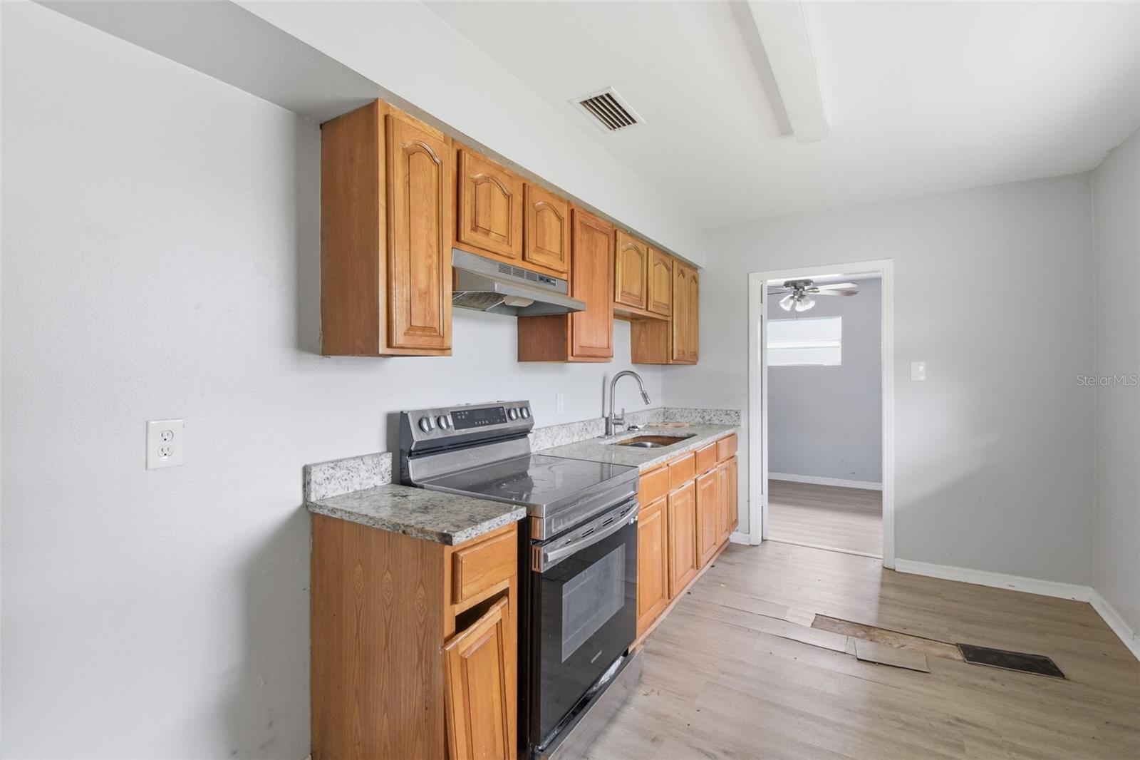 Listing photo id 13 for 5209 80th Street