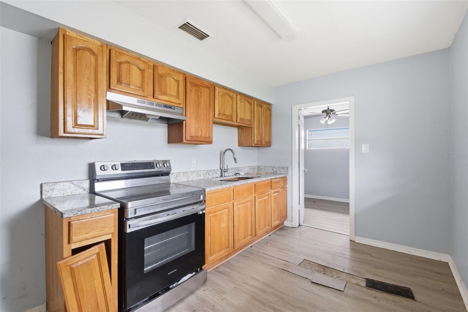 Listing photo id 14 for 5209 80th Street