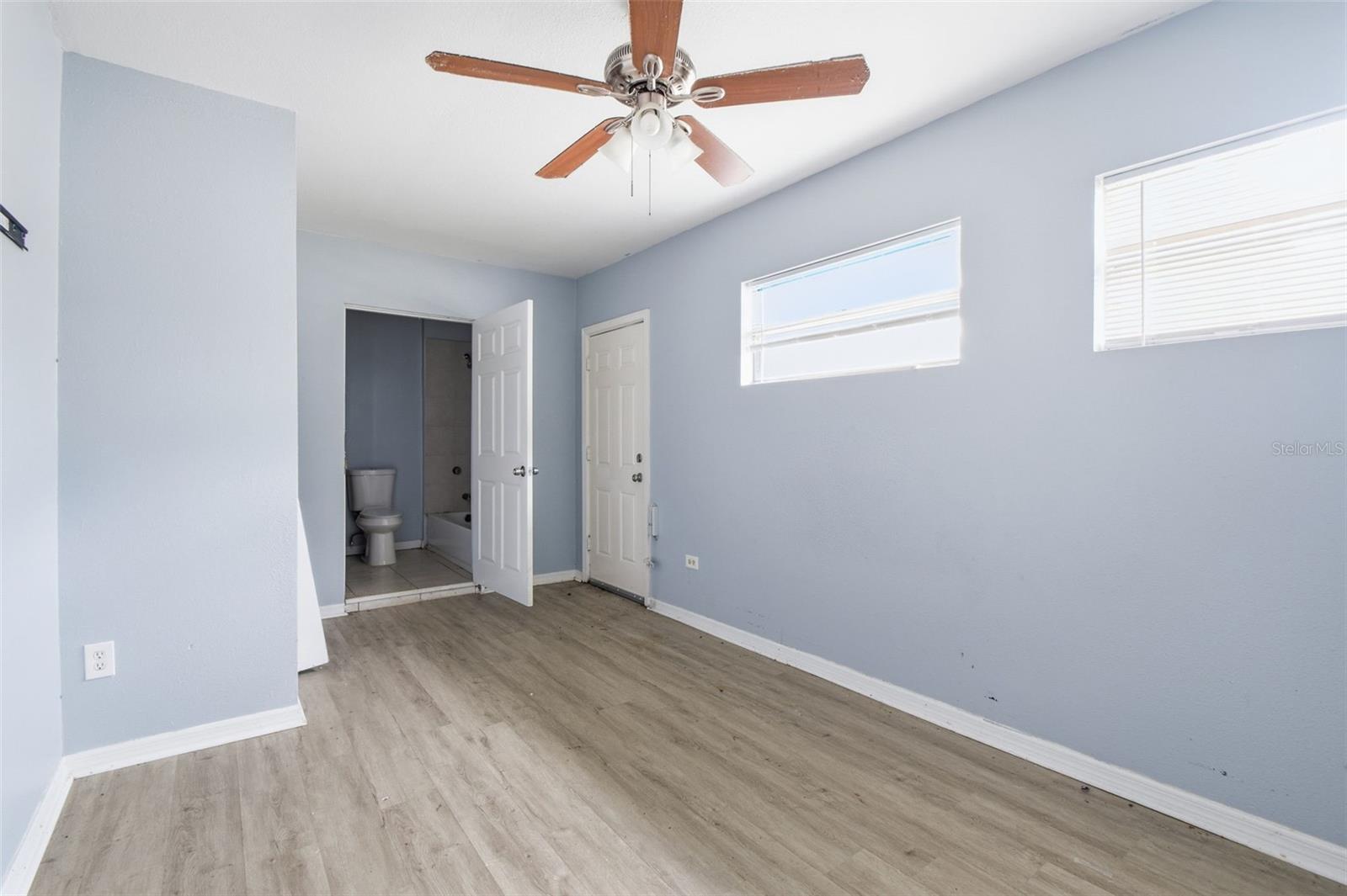 Listing photo id 15 for 5209 80th Street