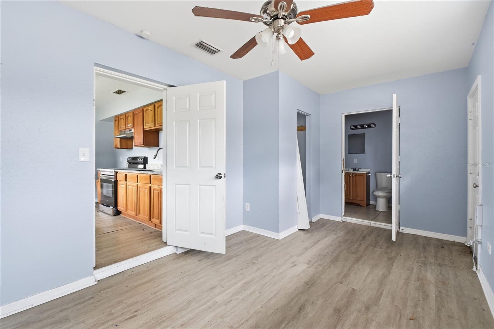 Listing photo id 16 for 5209 80th Street