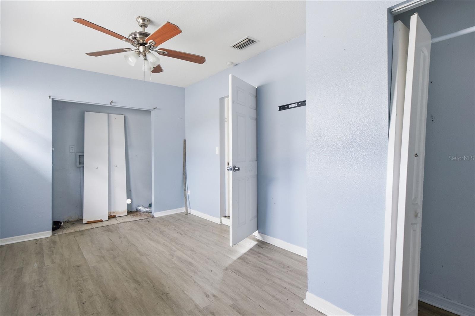 Listing photo id 17 for 5209 80th Street