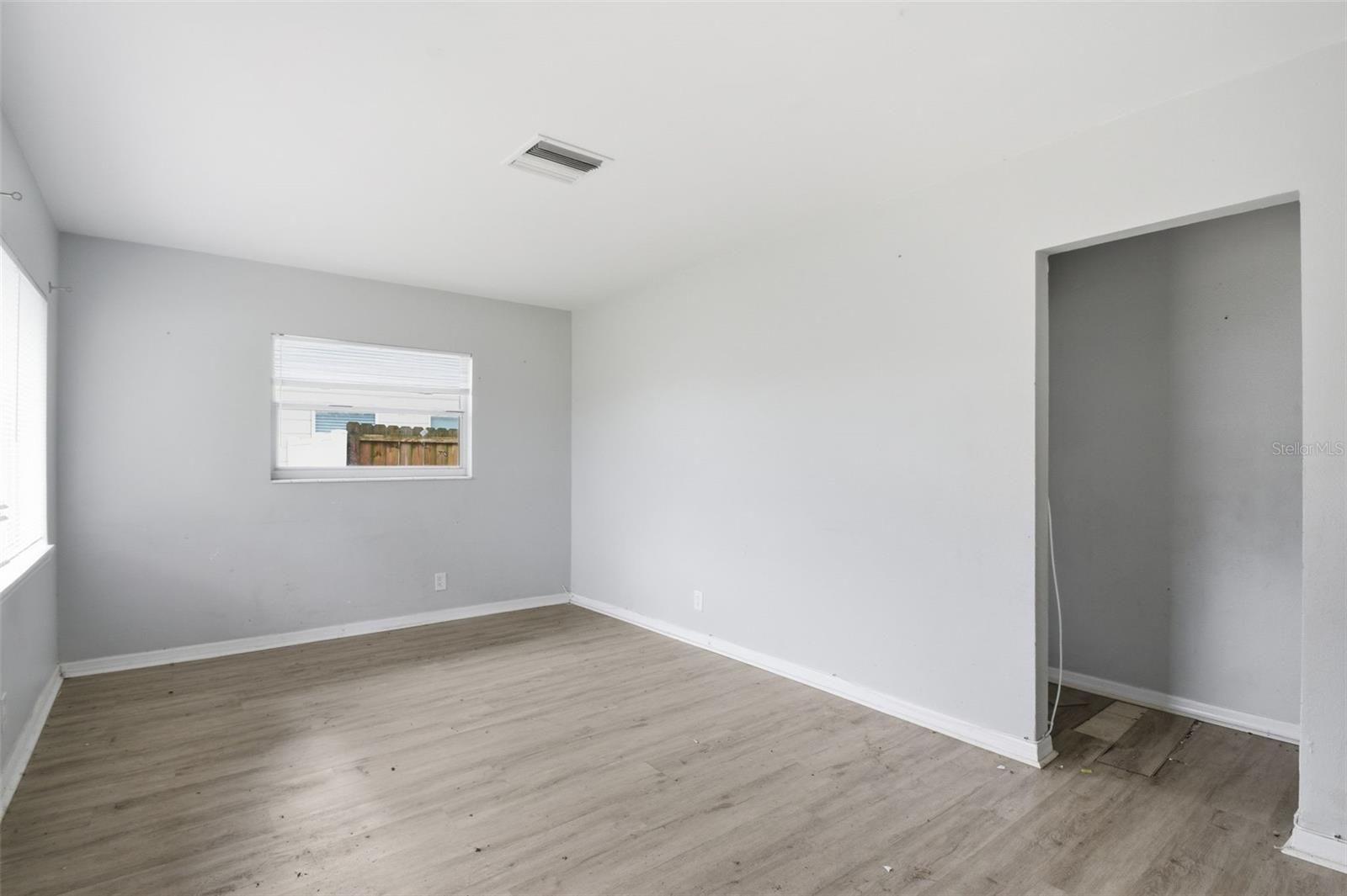 Listing photo id 19 for 5209 80th Street