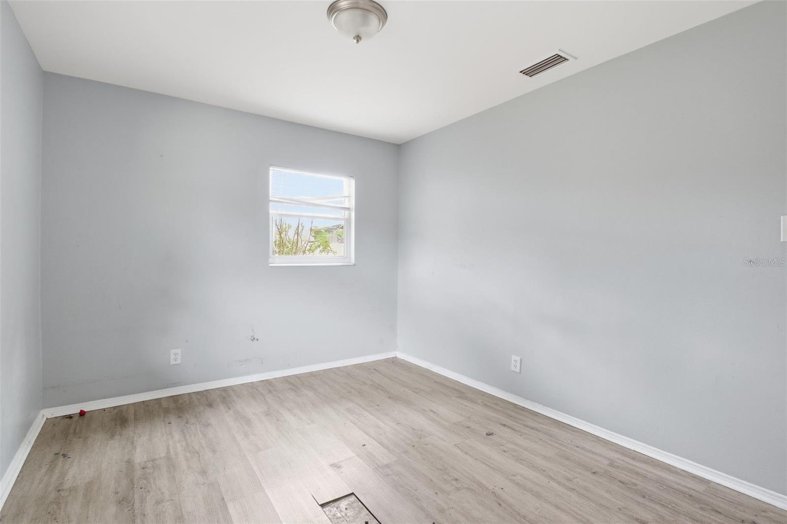 Listing photo id 21 for 5209 80th Street