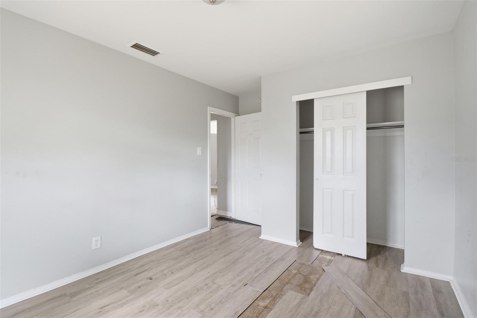 Listing photo id 22 for 5209 80th Street