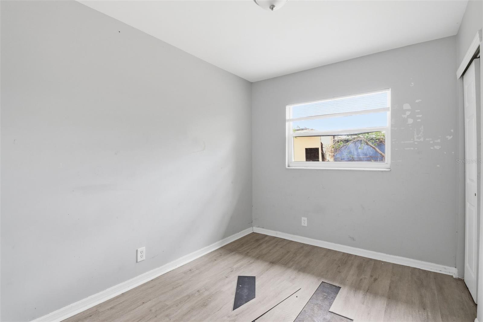 Listing photo id 23 for 5209 80th Street