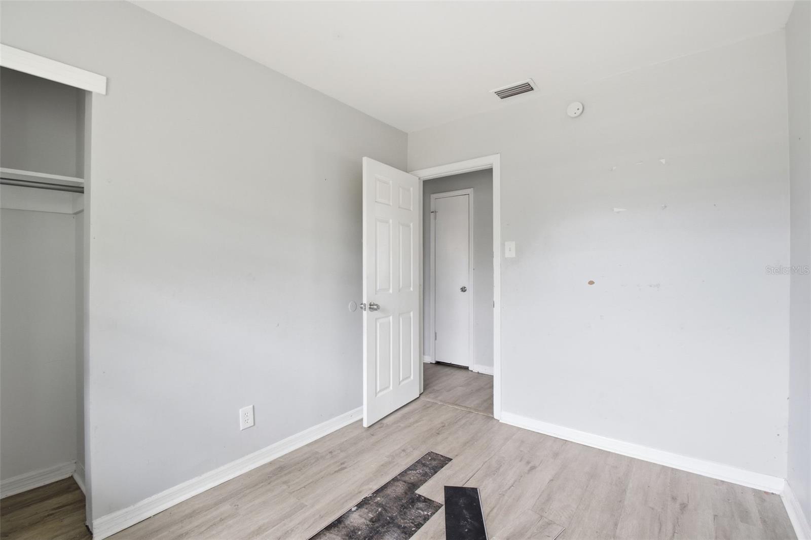 Listing photo id 24 for 5209 80th Street