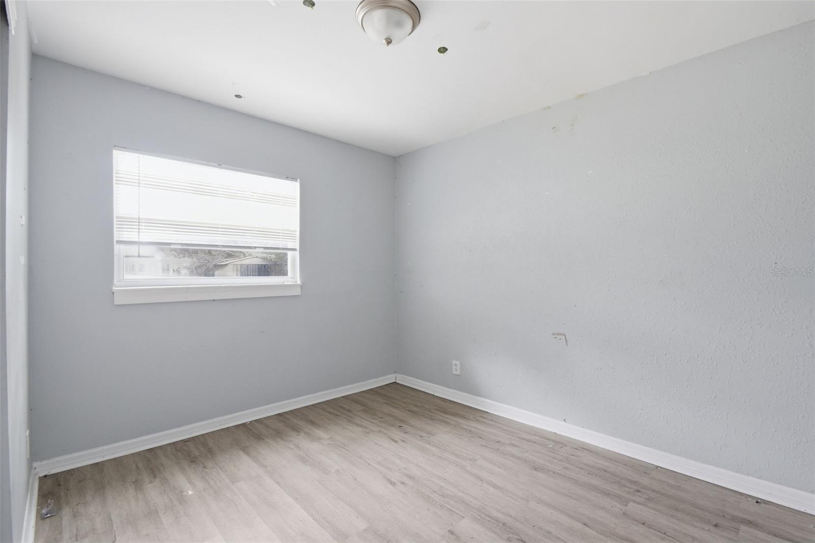 Listing photo id 25 for 5209 80th Street