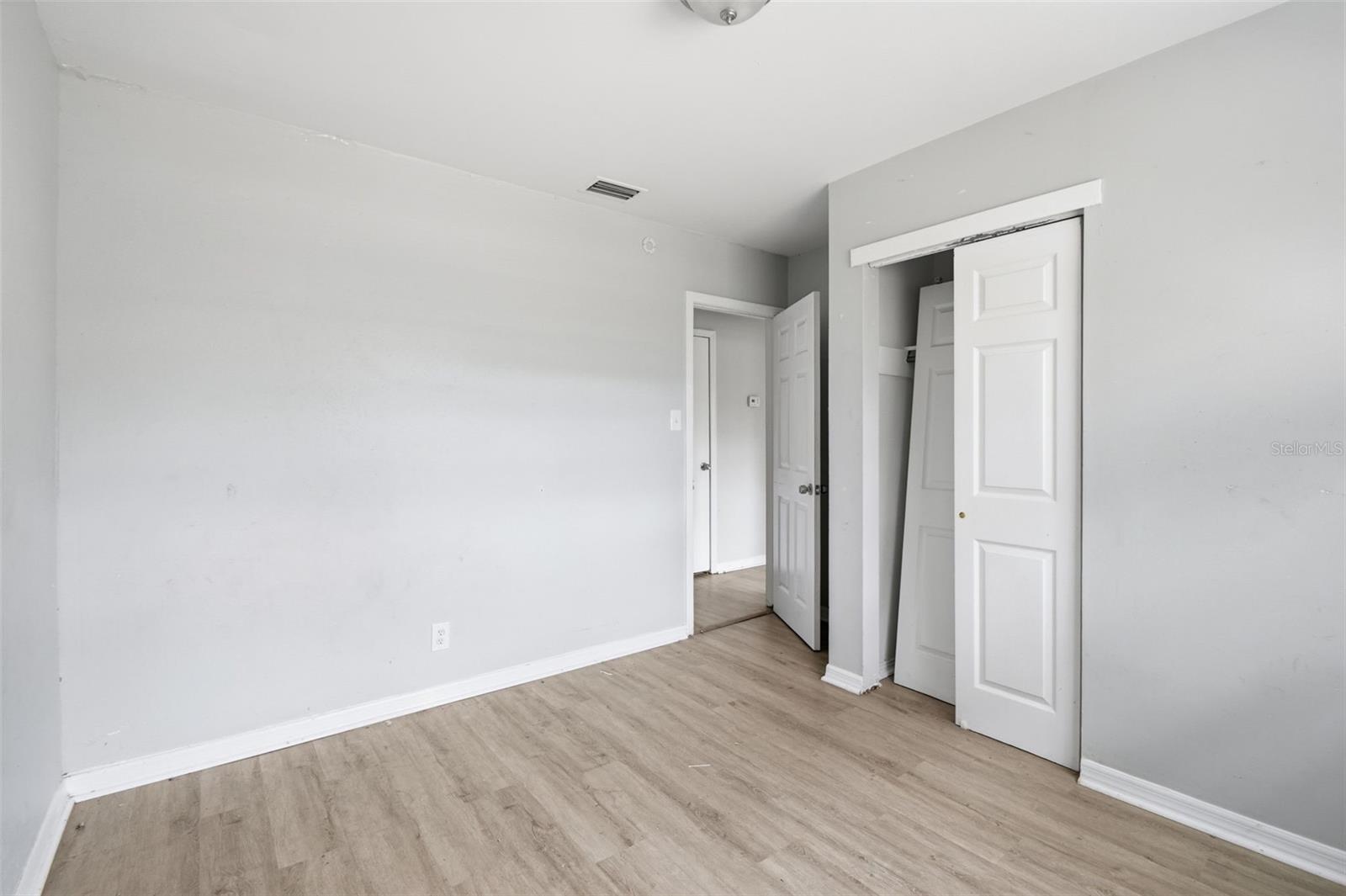 Listing photo id 27 for 5209 80th Street