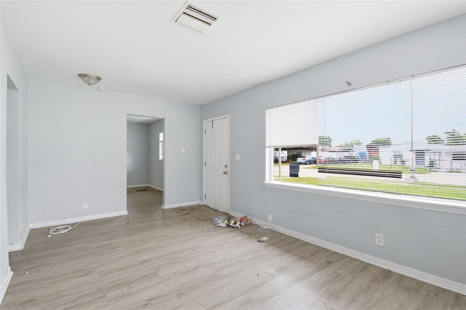 Listing photo id 7 for 5209 80th Street