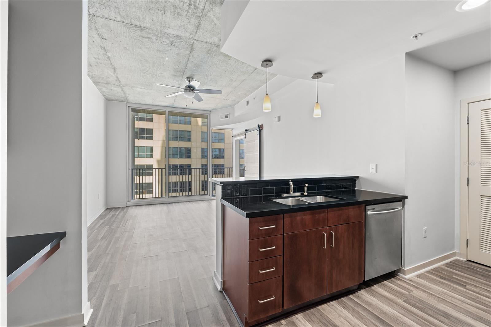 Image 11 of 32 For 155 Court Avenue 1604