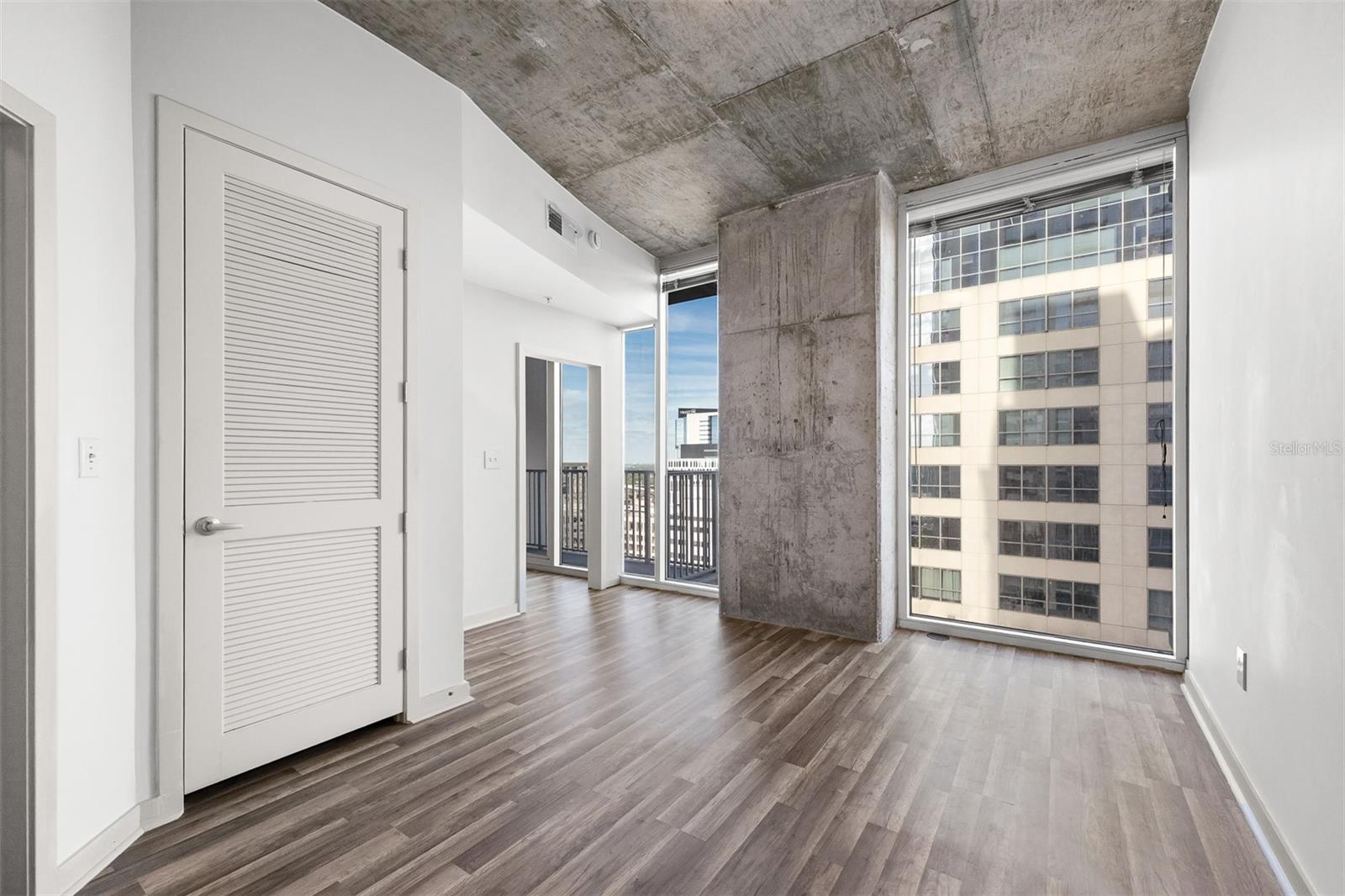 Image 15 of 32 For 155 Court Avenue 1604