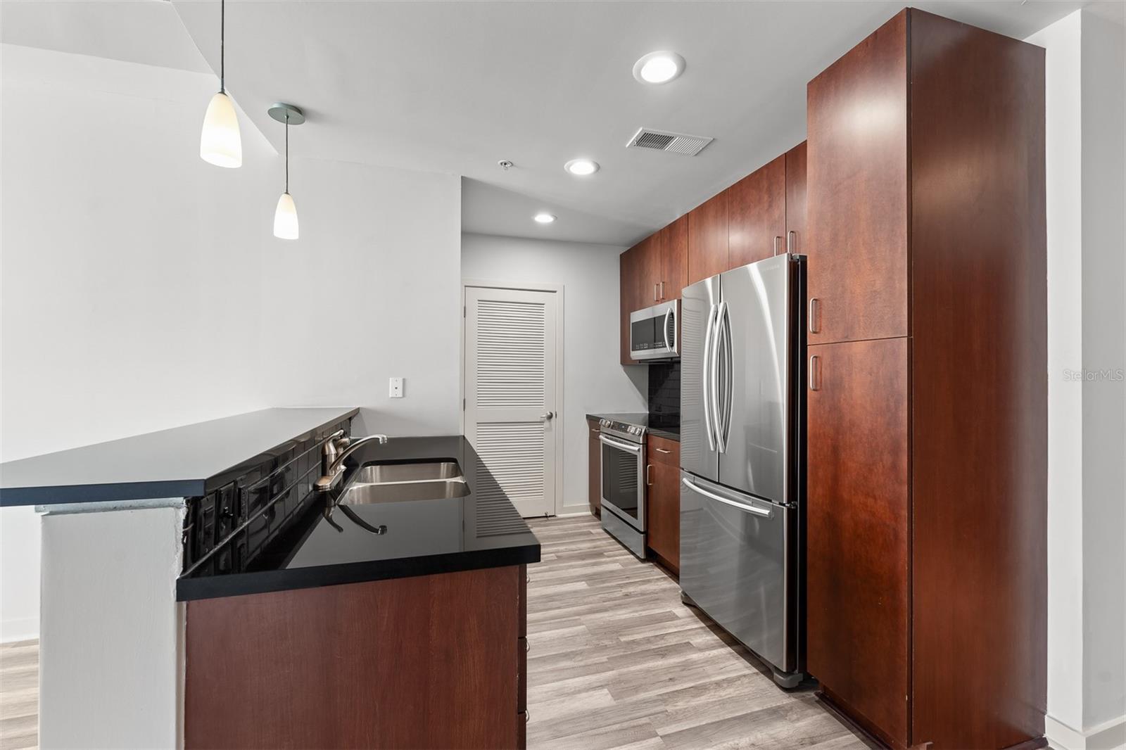 Image 7 of 32 For 155 Court Avenue 1604