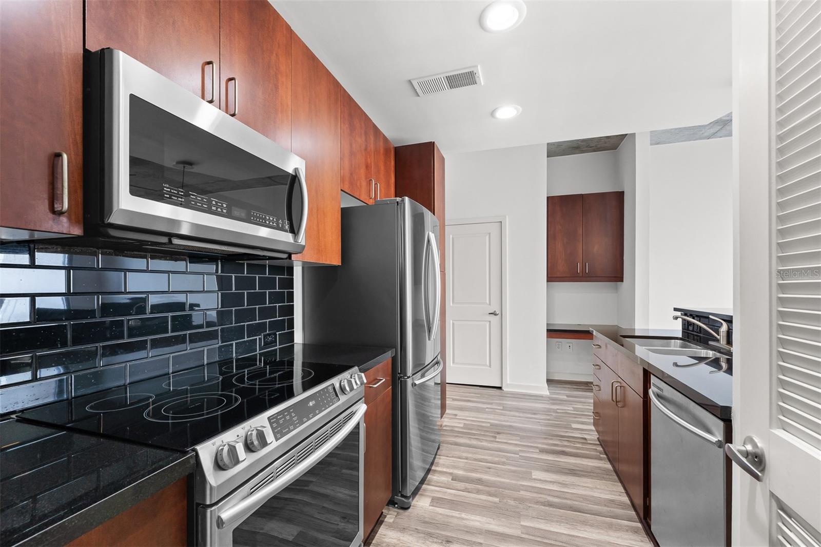 Image 8 of 32 For 155 Court Avenue 1604